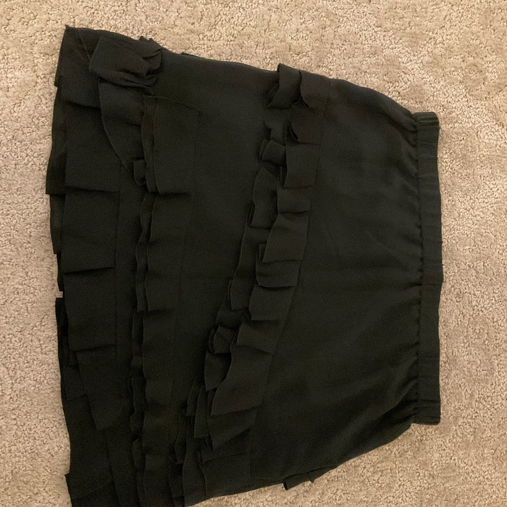 Banana Republic black ruffled skirt
